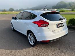 FORD - FOCUS - 2017/2018 - Branca - Sob Consulta