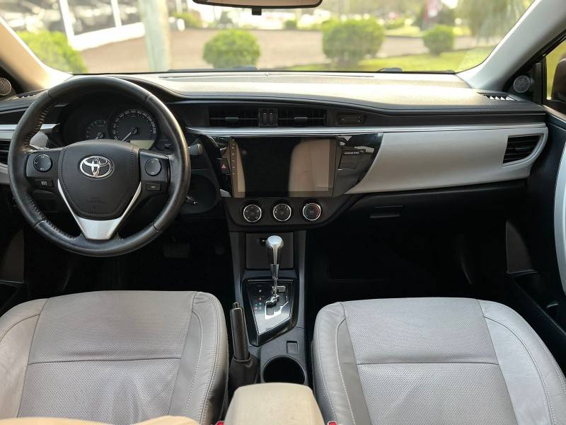 TOYOTA - COROLLA - 2016/2017 - Preta - R$ 87.900,00