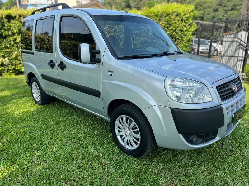 FIAT - DOBLÓ - 2010/2011 - Prata - R$ 45.900,00