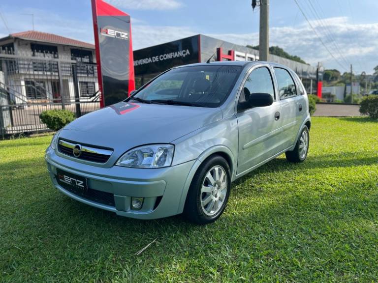 CHEVROLET - CORSA - 2011/2012 - Prata - R$ 35.900,00