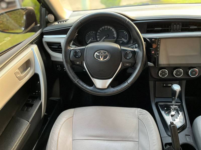 TOYOTA - COROLLA - 2016/2017 - Preta - R$ 87.900,00