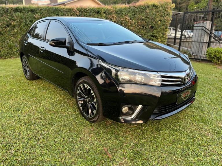 TOYOTA - COROLLA - 2016/2017 - Preta - R$ 87.900,00