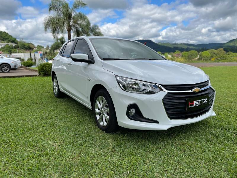 CHEVROLET - ONIX - 2022/2022 - Branca - R$ 89.900,00