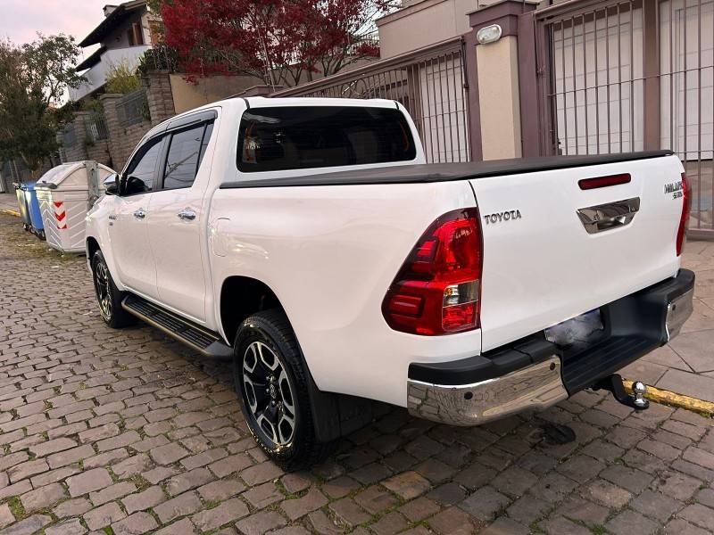 TOYOTA - HILUX - 2020/2021 - Branca - R$ 198.900,00