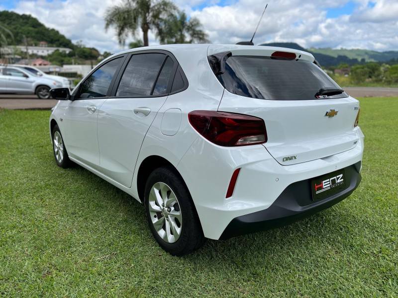 CHEVROLET - ONIX - 2022/2022 - Branca - R$ 89.900,00