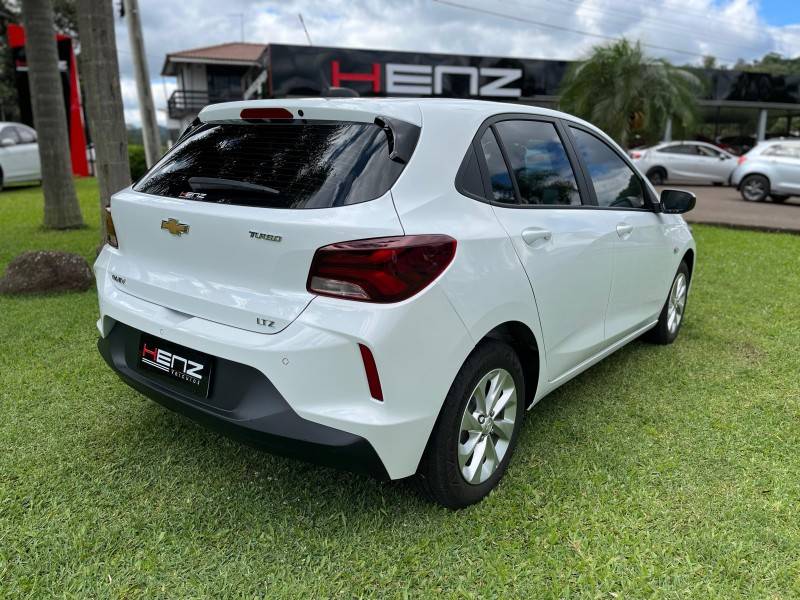 CHEVROLET - ONIX - 2022/2022 - Branca - R$ 89.900,00