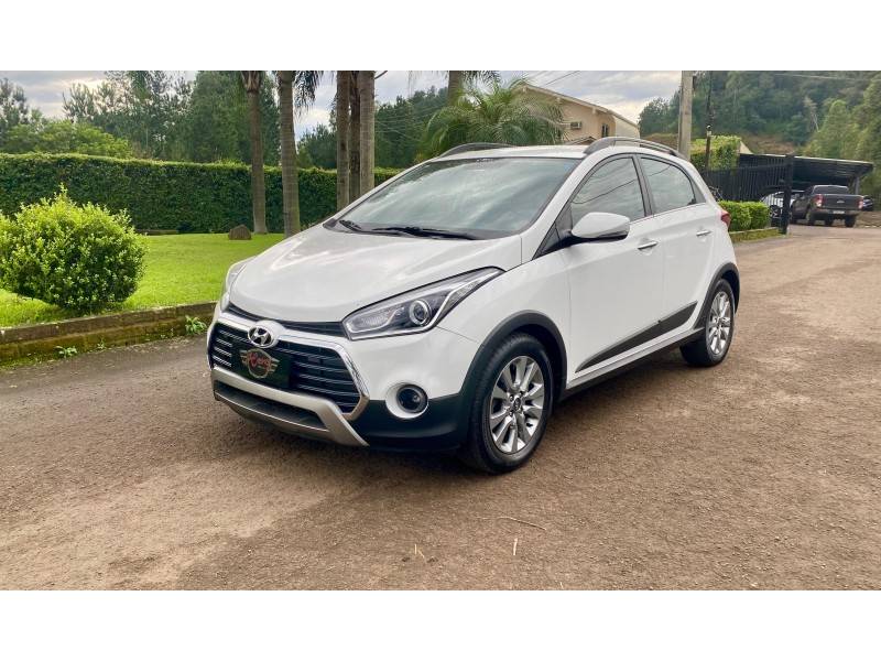 HYUNDAI - HB20X - 2015/2016 - Branca - R$ 67.900,00